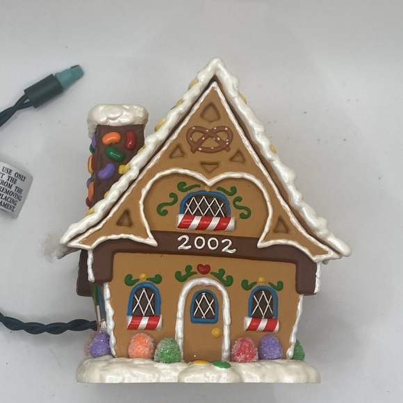 Hallmark Ornament: 2002 light up Gingerbread Cottage - Picture 3 of 13
